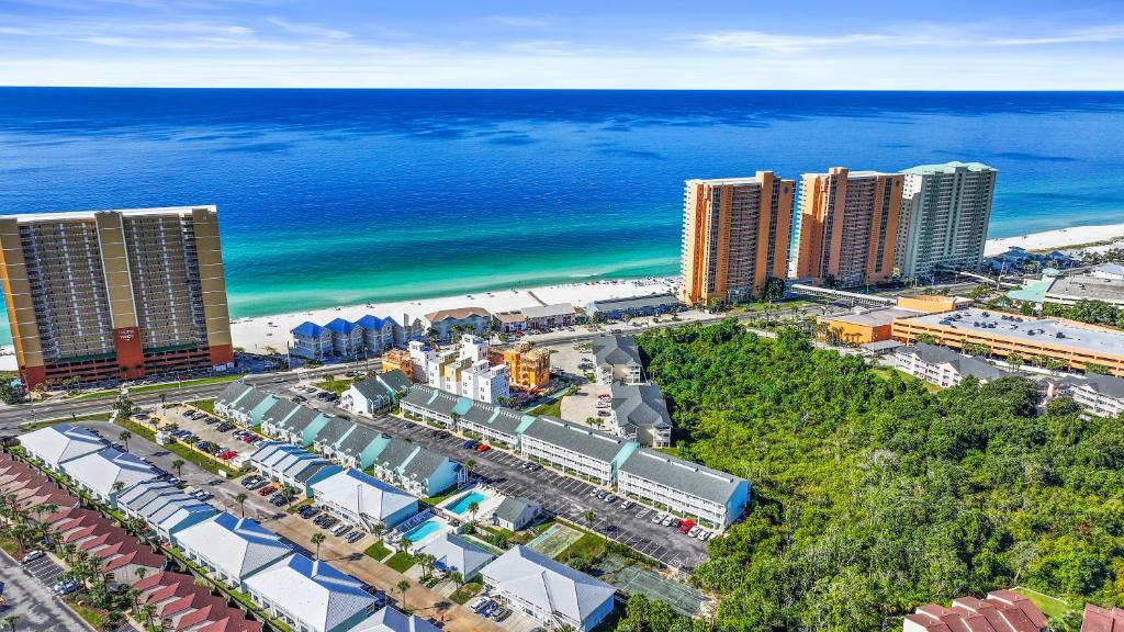 - une vue aérienne sur une plage avec des bâtiments et l'océan dans l'établissement Southwind by Panhandle Getaways, à Panama City Beach