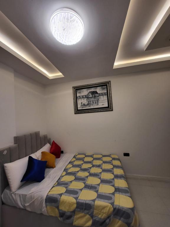 una camera con un letto e un piumone giallo e blu di Ikoyi/Banana Studio Room a Lagos