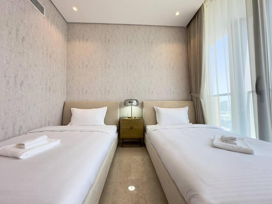 Fotografie z fotogalerie ubytování Dar Vacation - Unique Luxury White 2BR Apartment Near Burj Khalifa v Dubaji