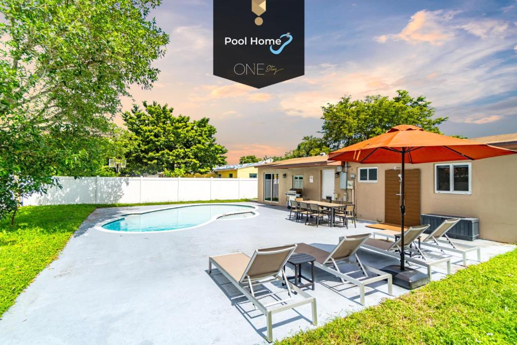 patio ze stołem, krzesłami i parasolem w obiekcie Escape to Private Poolside Bliss w mieście Hollywood