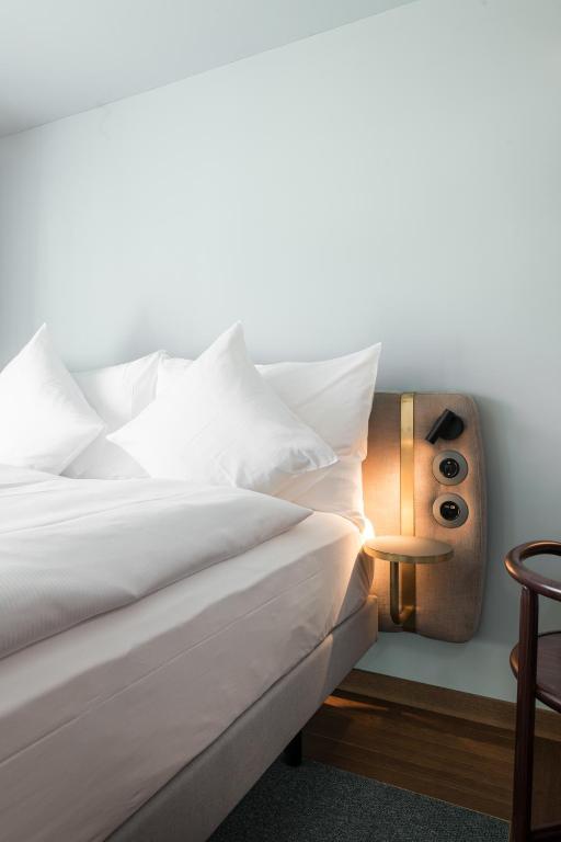 Uma cama ou camas num quarto em Hotel Aare Thun