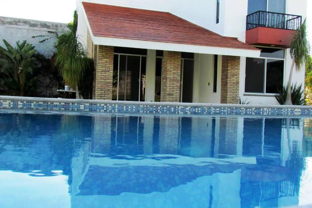 uma piscina em frente a uma casa em la casa de juanpi em Atlixco