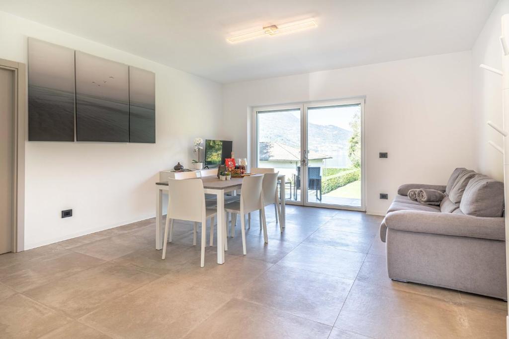 a living room with a table and a couch at La Gemma sul Lago in Calceranica al Lago