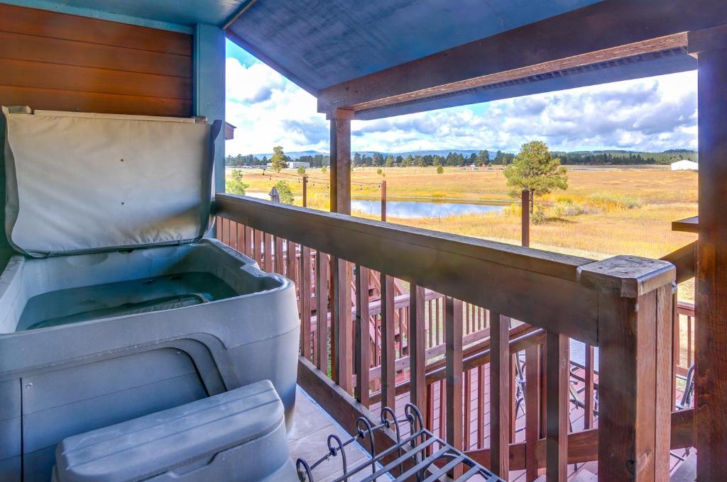 Μπαλκόνι ή βεράντα στο Picturesque Pagosa Springs Retreat with Mtn Views!