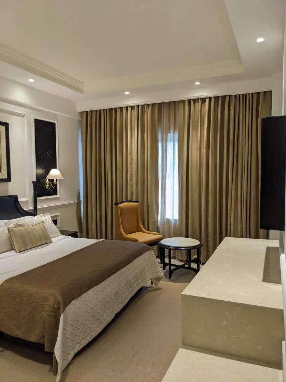 Postel nebo postele na pokoji v ubytování Peerless Hotel Kolkata