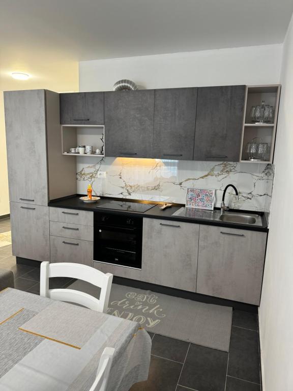 A kitchen or kitchenette at Seaside Sun and Fun