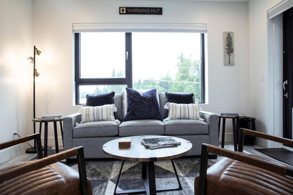 The Warming Hut Cozy Two Bedroom (Hot Tub), Revelstoke (updated