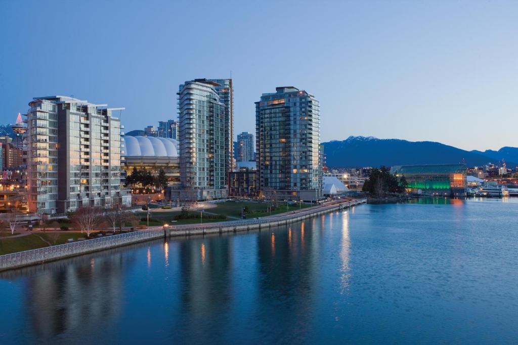 バンクーバーにあるWorldMark Vancouver The Canadianの水の隣に高層建築物がある都市