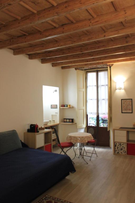 una camera con letto, scrivania e tavolo di Centro Storico Home a Torino
