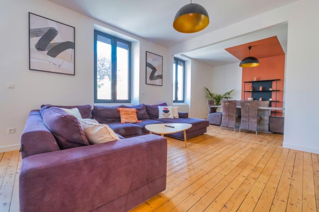 un salon avec un canapé et une table dans l'établissement Champagne Sunset, à Gueux