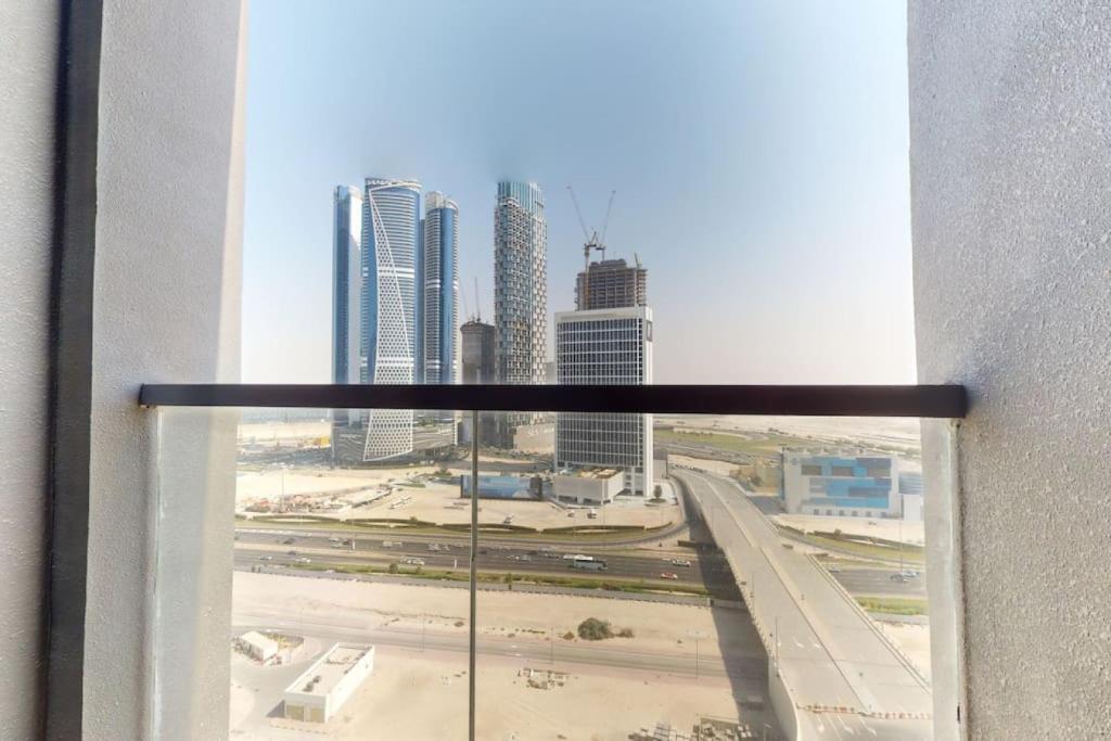 Nespecifikovaný výhled na destinaci Dubaj nebo výhled na město při pohledu z apartmánu