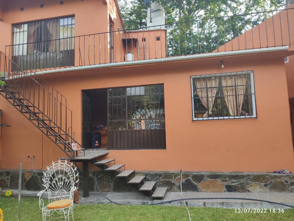 Casa con escalera y balcón en Casa Alpuyeca, en Alpuyeca