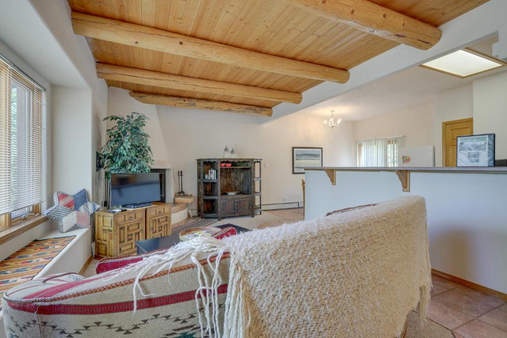 Fotografie z fotogalerie ubytování Cozy Amalia Cabin about 3 Mi to Endless Blue Resort v destinaci Amalia