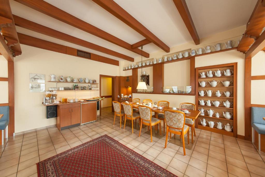 Kuchyň nebo kuchyňský kout v ubytování Hotel Zum Kaffeekännchen
