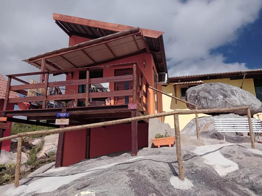 Budova, kde se chata nachází