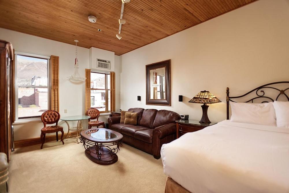 1 dormitorio con cama, sofá y mesa en Independence Square Unit 306, en Aspen