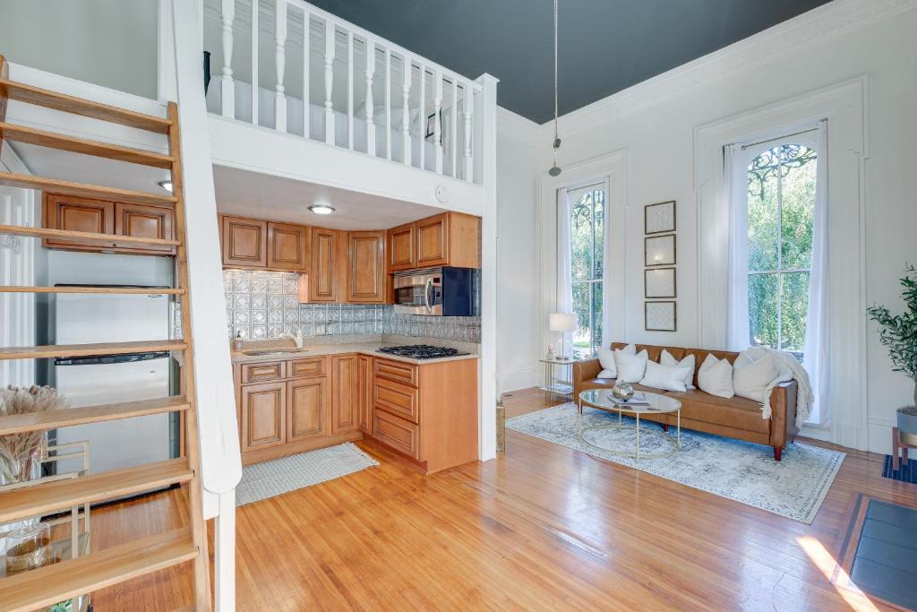 Il dispose d'une cuisine et d'un salon avec un canapé et une table. dans l'établissement Historic New Albany Apartment about 6 Mi to Louisville, à New Albany