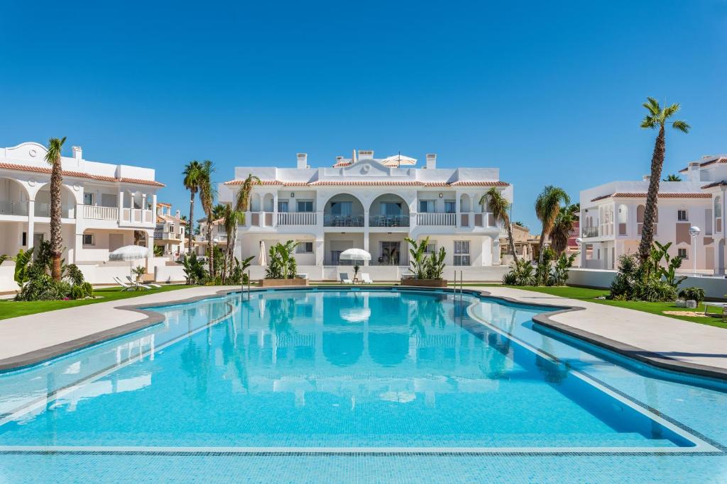 een groot zwembad voor een groot huis bij Allegra Suites Costa Blanca in Ciudad Quesada