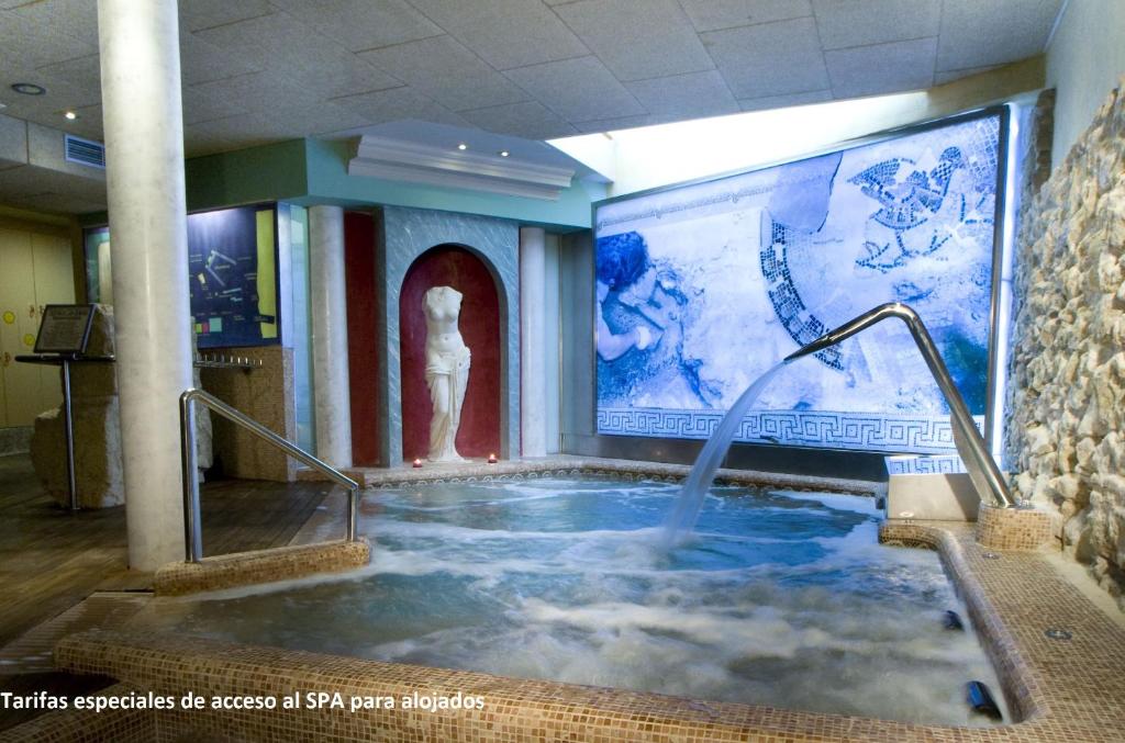 uma grande banheira de hidromassagem num edifício em Hotel Spa La Casa Mudéjar em Segóvia