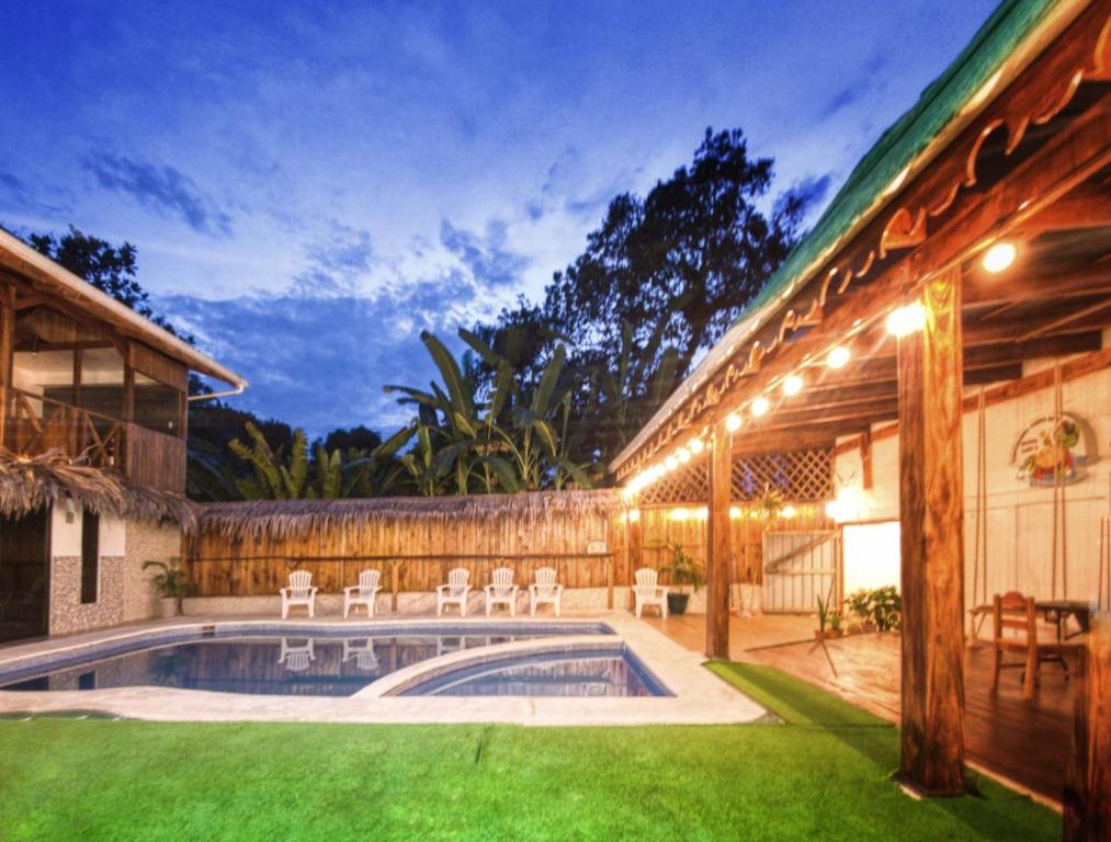 una casa con piscina en el patio en Hotel Liah's en Tortuguero