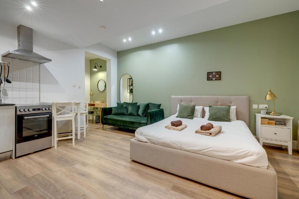 um quarto com uma cama grande e uma cozinha em Tranquil Studio in the Heart of Valletta em Valletta