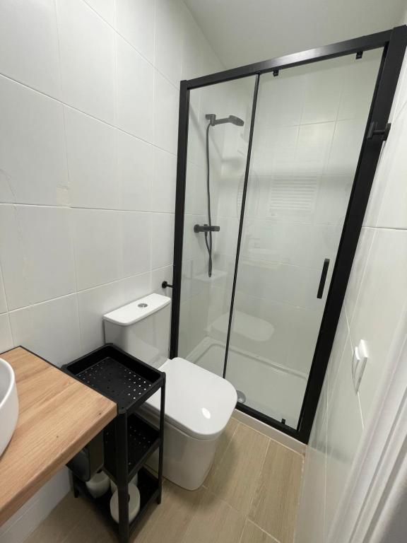 y baño con aseo y ducha acristalada. en Acogedor Apartamento Casco Histórico de Tarazona en Tarazona de Aragón