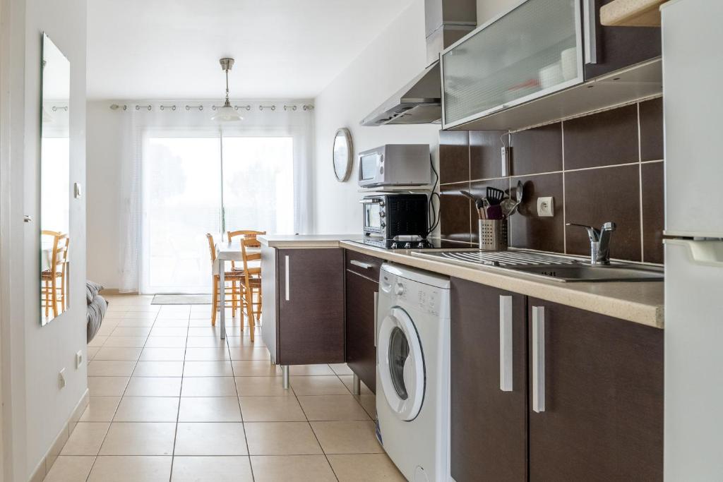 Kuchyň nebo kuchyňský kout v ubytování Logement thermale et de tourisme Les Acacias 4