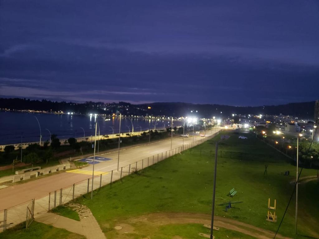 - Vistas a la calle por la noche con luces en Dichato full vista al mar, en Tomé