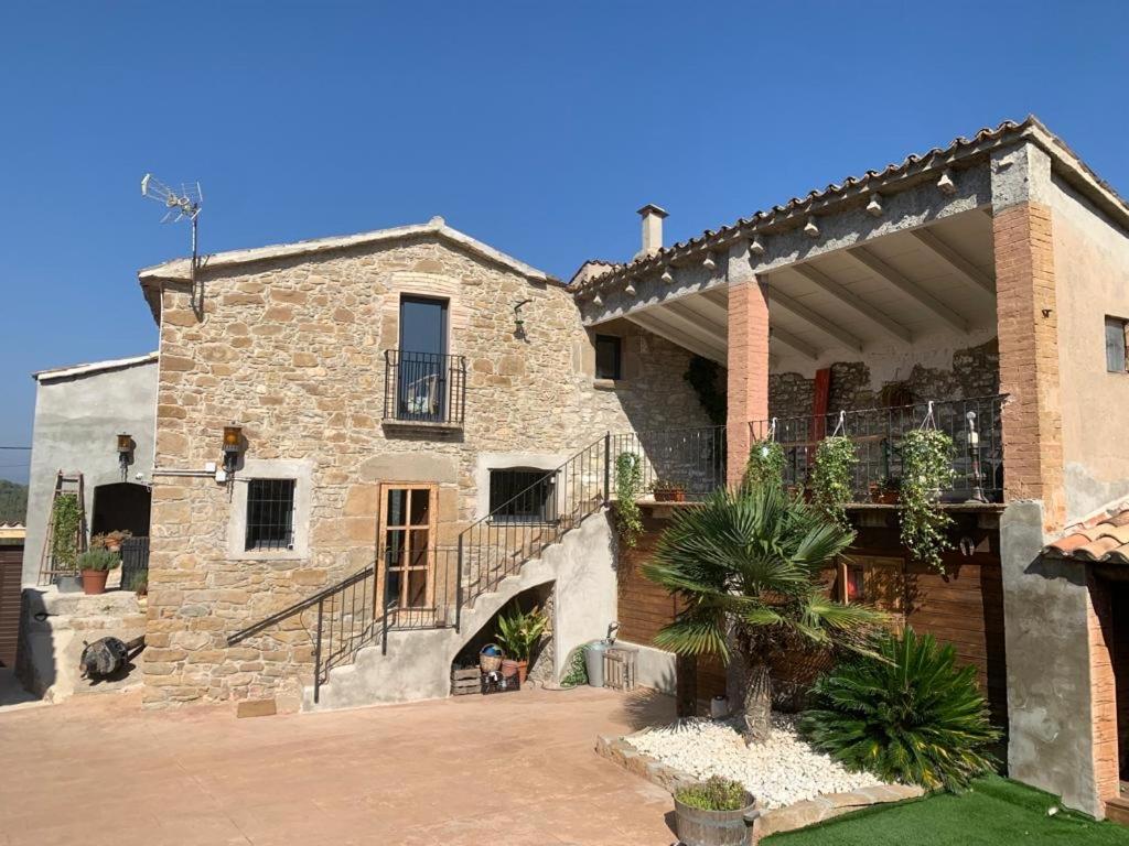 duży kamienny dom z patio i dziedzińcem w obiekcie Cal General w mieście San Vicente de Castellet