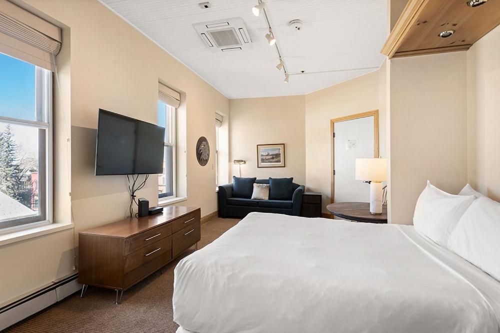 A bed or beds in a room at Independence Square 300, Nice Hotel Room with Great Views, Location & Rooftop Hot Tub!