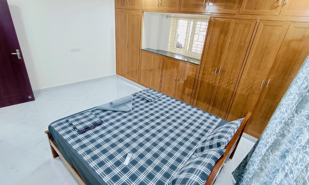 TrueLife - Chinmai Nivas - Breakfast Included - Modern 2BHK homes for families - Tirumala Mountain View - Fast WiFi - Many restaurants nearby - Hall, AC bedrooms, Modular Kitchen - Android TV - 250 Jio Channels - Top Service with lots of Love photo