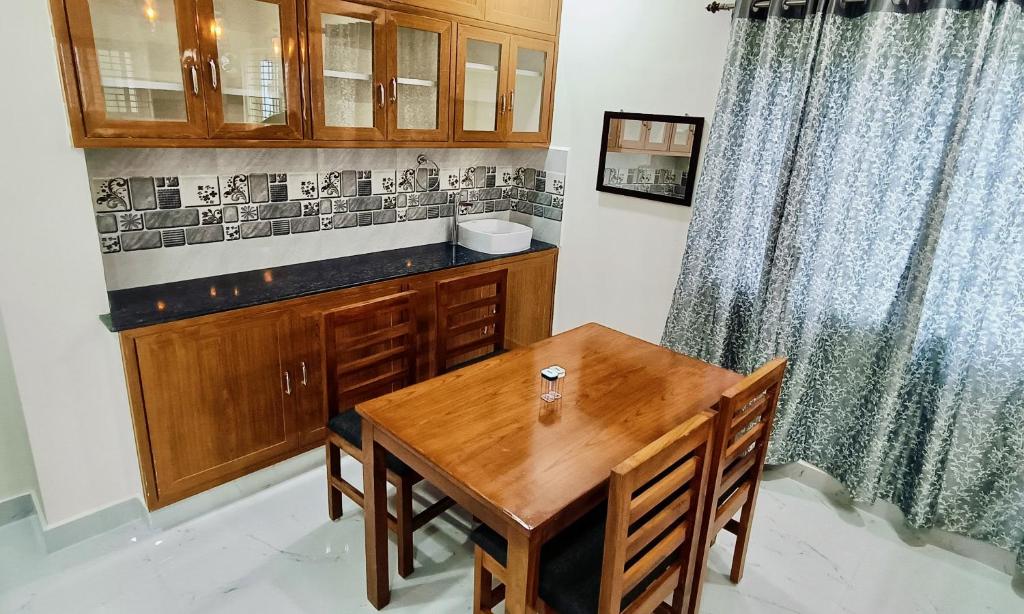 TrueLife - Chinmai Nivas - Breakfast Included - Modern 2BHK homes for families - Tirumala Mountain View - Fast WiFi - Many restaurants nearby - Hall, AC bedrooms, Modular Kitchen - Android TV - 250 Jio Channels - Top Service with lots of Love photo