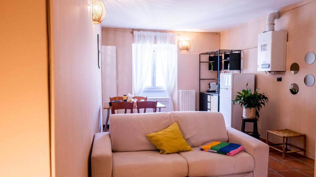 a living room with a couch and a kitchen at Casa Bonnie, Nuovo accogliente appartamento nel centro di Milano in Milan