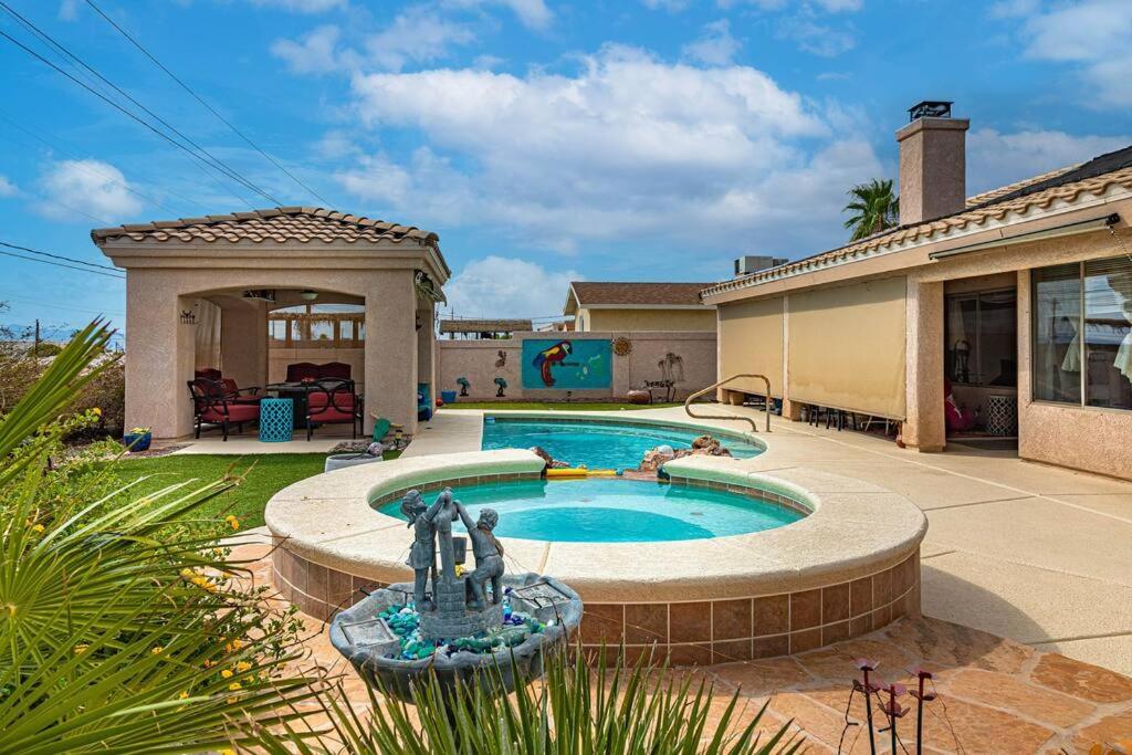 哈瓦苏湖城Lake Escape...Pool, Spa, Lake View, Pet Friendly的院子里有游泳池的房子