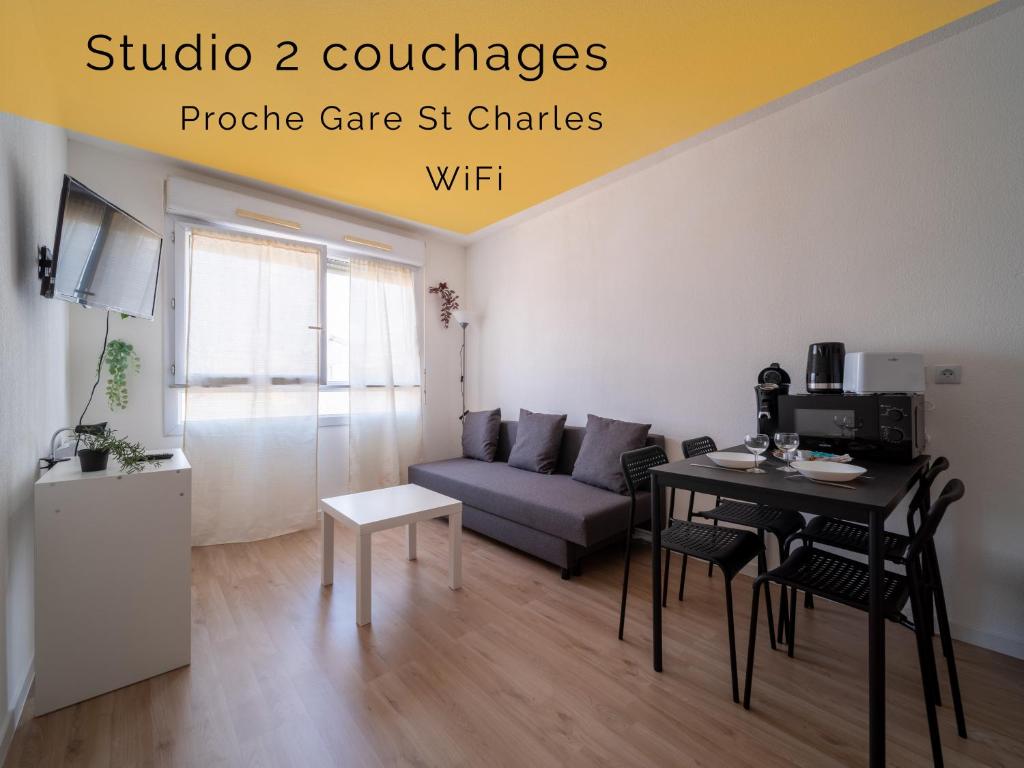 a living room with a couch and a table at Appartement tout équipé à 6 minutes de la Gare St Charles in Marseille