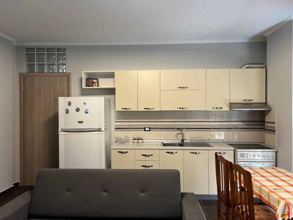 Waveside Apartment Getaway - Image 4