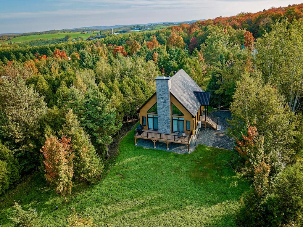 uma vista aérea de uma casa na floresta em Chalet Bellevue (Mont-Comi) em Saint-Gabriel