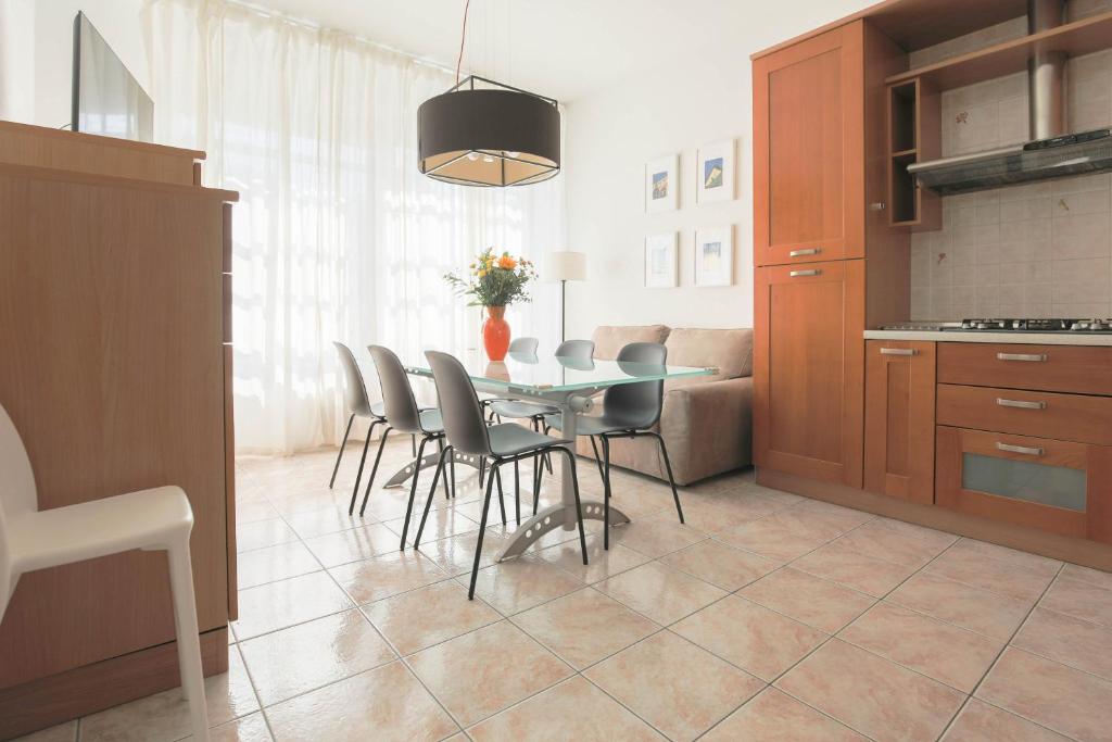 uma cozinha e sala de jantar com mesa e cadeiras em Casa Saffi em Livorno