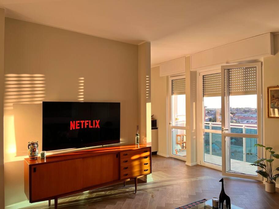TV a/nebo společenská místnost v ubytování Le ballerine di Silvana - panoramico e luminoso