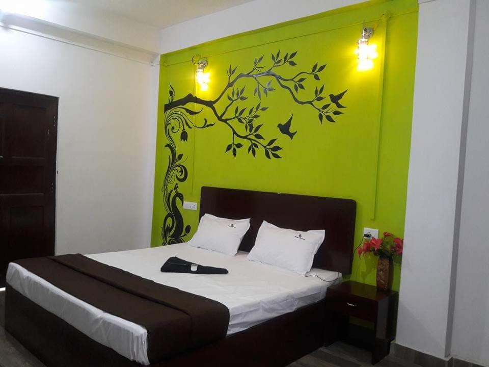 Vintage Residency في ميناء بلير: غرفة نوم بسرير مع جدار أخضر