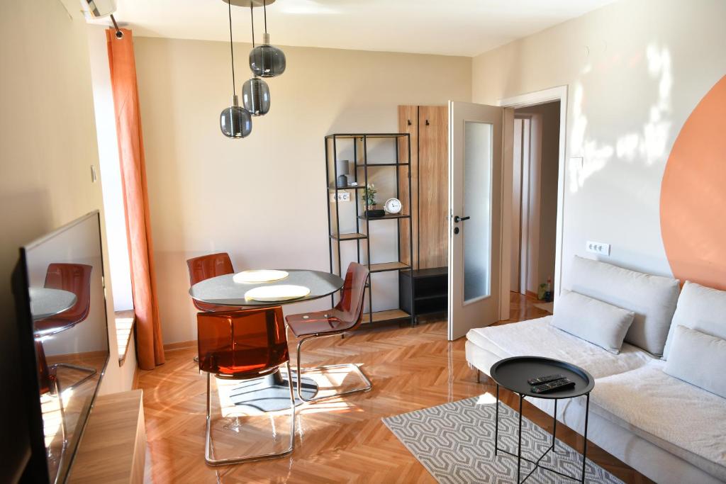 un soggiorno con divano e tavolo di Apartman Nika a Pirot