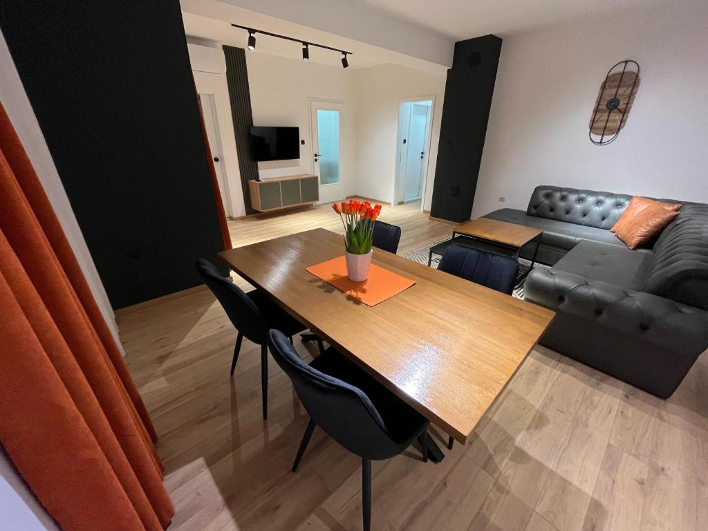 een woonkamer met een tafel en een bank bij Apartment Luka in Kočani