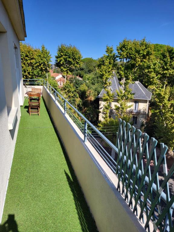 d'un balcon avec de l'herbe verte et une balustrade. dans l'établissement LE CENTRAL, à Montpellier