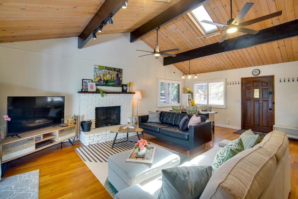 Crestline Cabin Rental with Private Deck Near Lake!, Crestline Updated 2024 Prices