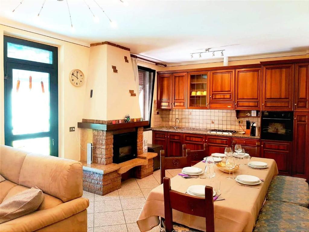 uma sala de estar com uma mesa e um sofá e uma cozinha em Casa Luciana ad un passo dalle Mura di Lucca parcheggio gratuito privato! em Lucca