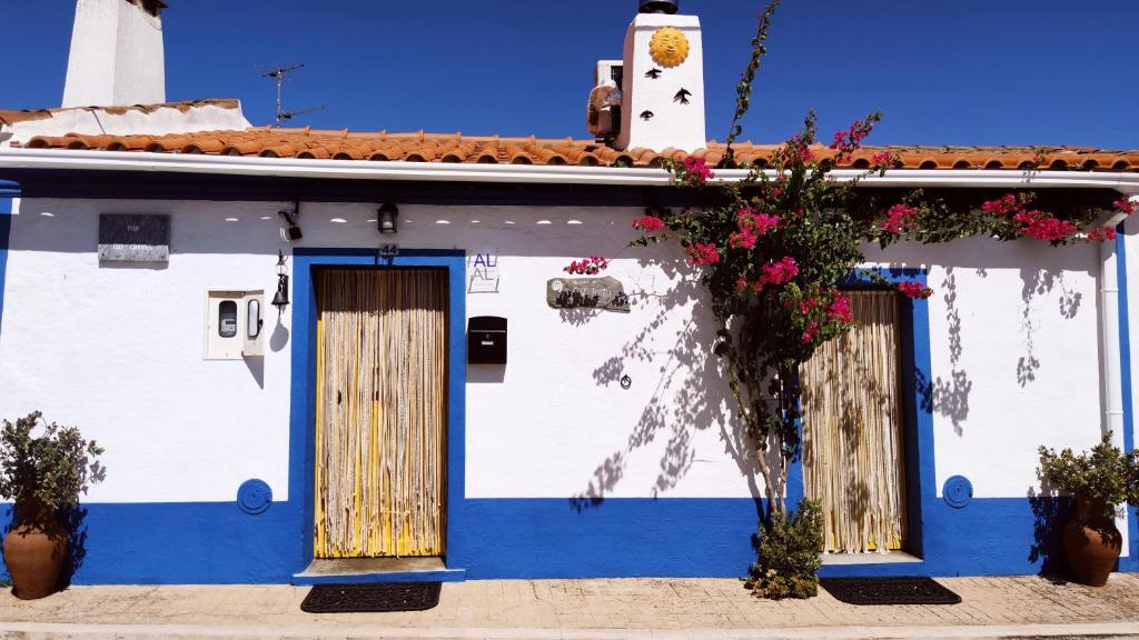 a blue and white house with flowers on it at Casinha do Sol-Posto in Monsaraz
