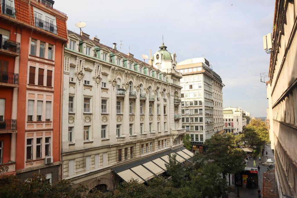 ein großes weißes Gebäude mit einem Uhrturm darüber in der Unterkunft Audrey apartment Belgrade in Belgrad
