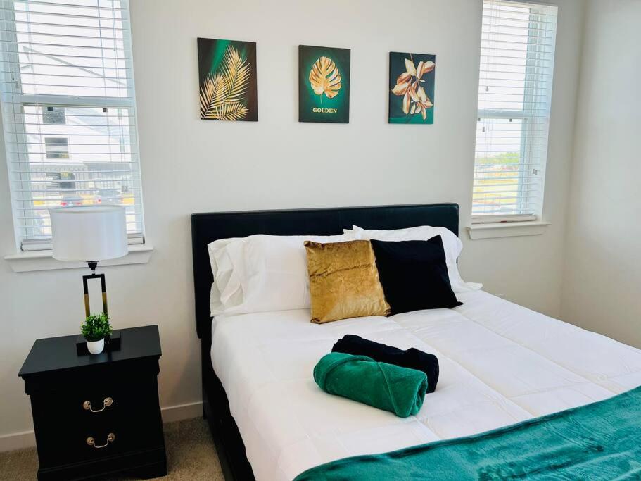 Postel nebo postele na pokoji v ubytování Charming Home: 2BD/2BA in Kyle, TX!