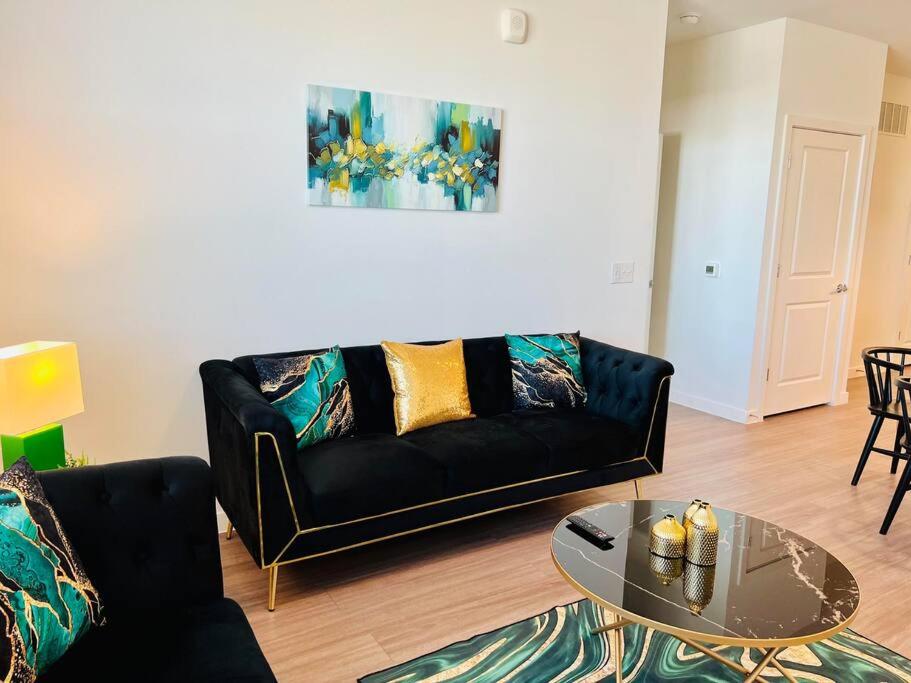 Posezení v ubytování Charming Home: 2BD/2BA in Kyle, TX!