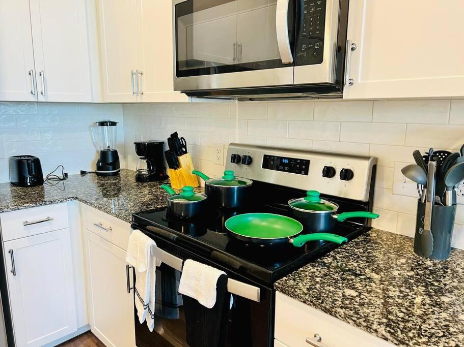 Kuchyň nebo kuchyňský kout v ubytování Charming Home: 2BD/2BA in Kyle, TX!
